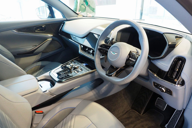 「DBX S」のインストゥルメントパネル。ステアリングの応答性を5％向上させたという。