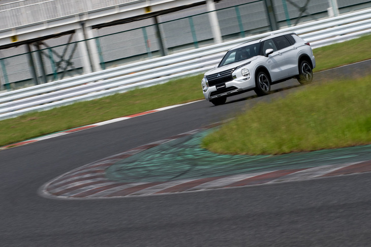 操舵機構には、アシスト用のモーターをコラムではなくギアボックス側に配したデュアルピニオンタイプの電動パワーステアリングを採用。操舵フィールの改善を図っている。