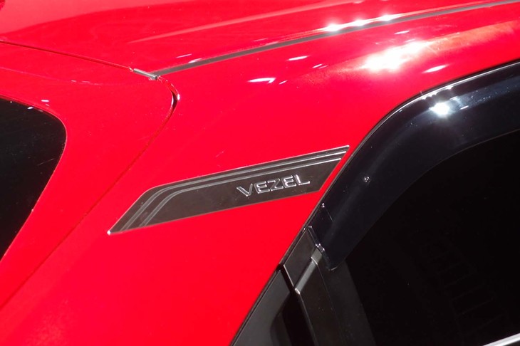 ホンダ・ヴェゼルの純正アクセサリー装着車（Cピラー部のドレスアッププレート）