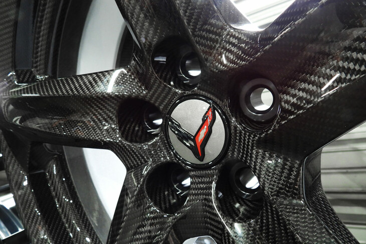 センターの一品はカーボンファイバーホイールだった。