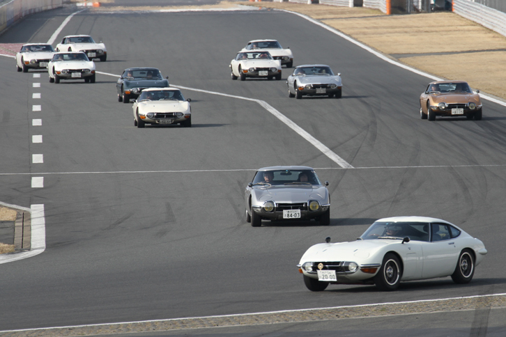 「ヒストリックカー・オーナーズパレード」のアンカーを務めたのは、今年誕生50周年を迎える「トヨタ2000GT」。