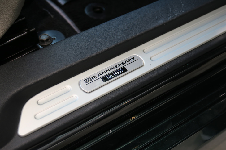 運転席側の専用スカッフプレートには、シリアルナンバーが記される。