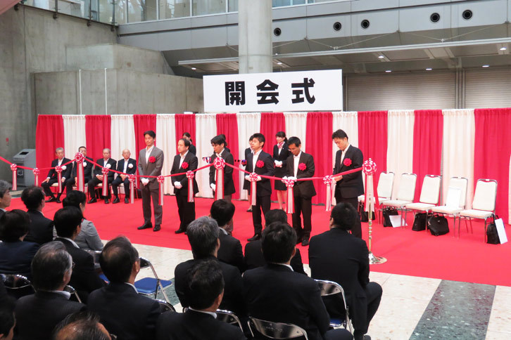 「スマートコミュニティJapan2016」は、次世代エネルギーやスマートコミュニティーにまつわる技術、製品を紹介する展示会である。今回は生産技術を紹介する「スマートファクトリーJapan2016」も併催された。写真は展示場の前で催された開会式の様子。