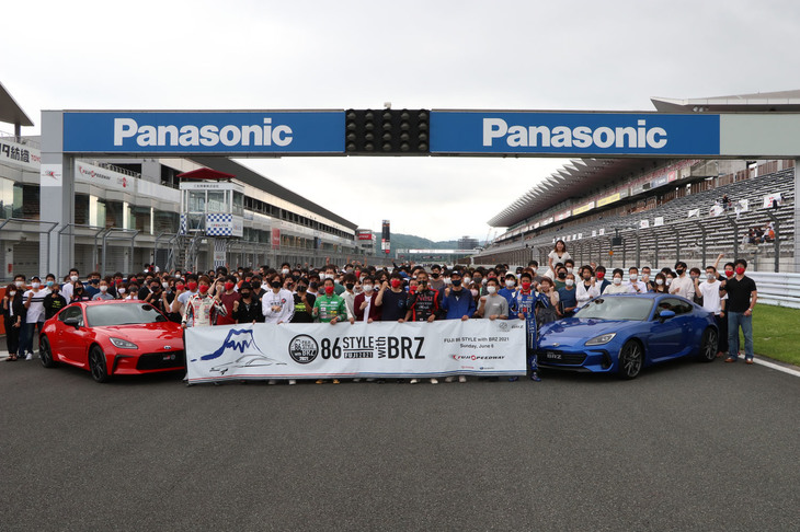 記念撮影には「トヨタGR 86」と新型「スバルBRZ」、そして愛車とともに土屋圭市氏と織戸 学氏も参加した。