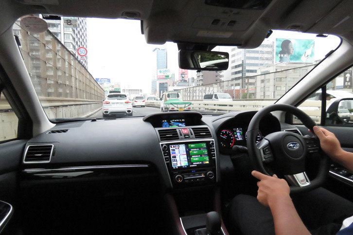 平日の首都高速道路で行われた、「アイサイト・ツーリングアシスト」試乗会の様子。この価格帯のクルマに、ここまでのシステムが搭載されるとは……。