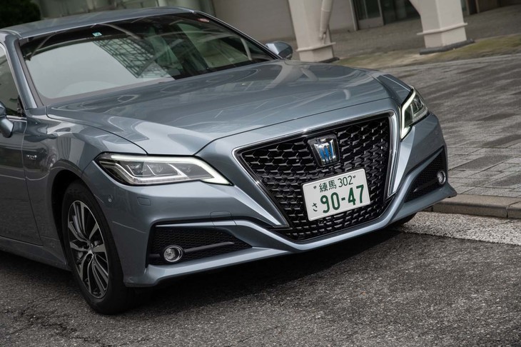 2リッターターボ車から3.5リッターハイブリッド車まで、多彩なラインナップを誇る「クラウン」。テストした「2.5 G」は比較的安価な位置づけのグレードとなる。
