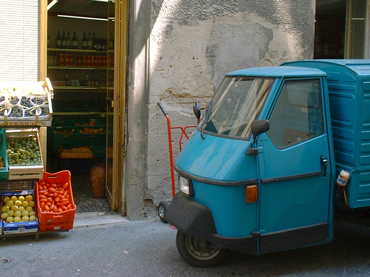 かつて筆者が常連だった青果店の「アペ」にも、よく見るとペットボトルが。