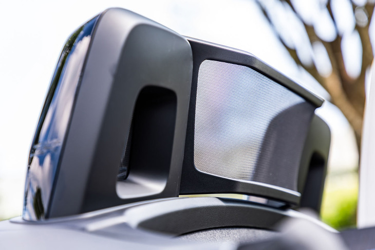 中央部がメッシュタイプとなる手動差し込み式のウインドディフレクターをロールオーバーバーの間に装着すると、オープン走行時にコックピットへの風の巻き込みを抑えることができる。