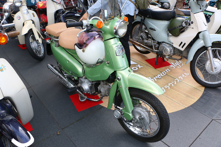 「リトルカブ」は「スーパーカブ」の派生車としては、比較的新しい存在。タイヤを14インチまで小型化することで乗降性を向上させたが、堅ろうなつくりはしっかりと受け継ぐ。女性ユーザーを意識してか、華やかなカラーリングを採用していた。残念ながら2017年をもって生産終了。