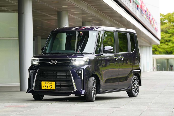 以前よりもボンネットを水平に近づけ、そのぶん“顔”の面積を拡大。下部のグリルがより大きく見えるようヘッドランプが細くなっている。