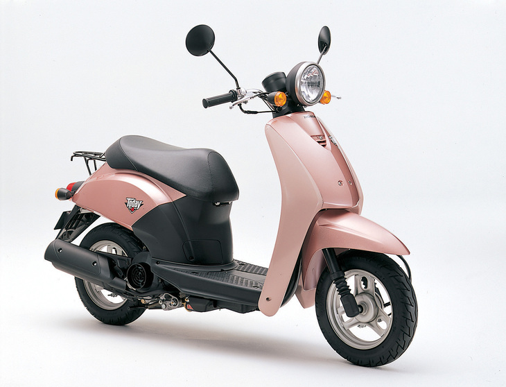 2002年「ホンダ・トゥデイ」。4ストロークエンジンと10色の豊富なカラーバリエーションを持つベーシックなスクーター。税抜き9万4800円という低価格でヒットした。