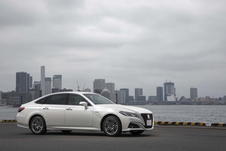 クラウンの選択肢を広げる上質な特別仕様車、S“Elegance Style”。2リッターターボモデルと2.5リッターのハイブリッドモデルがラインナップされている。