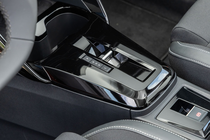 シフトセレクターはグループ内で広く使われるトグルスイッチ式。「ë-C4」ではボタン操作で回生ブレーキが強まる「B」にシフトするが、「ë-C3」では強い回生ブレーキがデフォルトのため、「C（クルーズ）」に切り替えることになる。