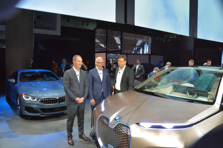 コンセプトカー「i NEXT」の前で記念撮影するBMWの首脳陣。なんとプレスデー2日目には「i NEXT」は展示されていなかった。