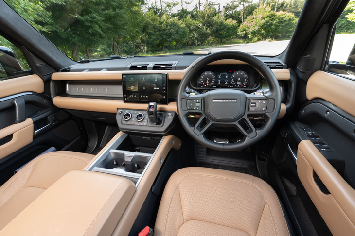 高い機能性と洗練された質感を併せ持つ車内空間。13.1インチのタッチスクリーンを備えたインフォテインメントシステムや、メリディアンのプレミアムオーディオなど、装備も充実している。