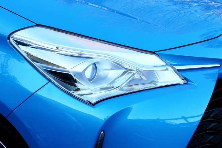 1灯でハイビームとロービームを切り替えられる「Bi-Beam LEDヘッドランプ」（一部グレードを除きオプション設定）。車両の姿勢変化に対して照射軸を一定に保つオートレベリング機能も備わる。