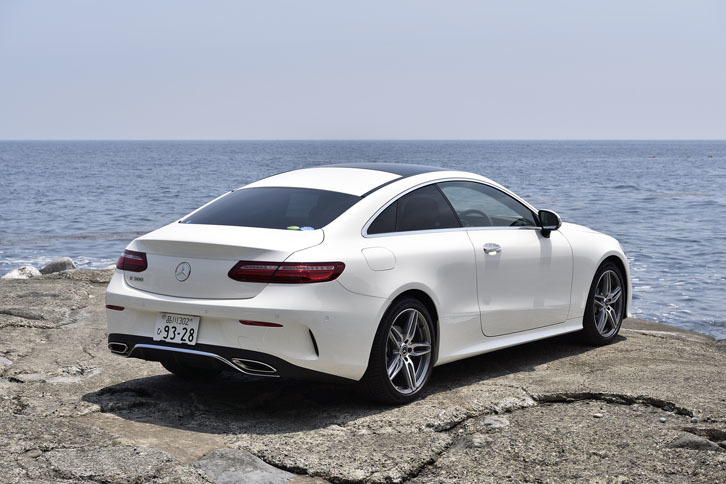 試乗車のボディーカラーはスペシャルメタリックペイント（有償）の「ダイヤモンドホワイト」。