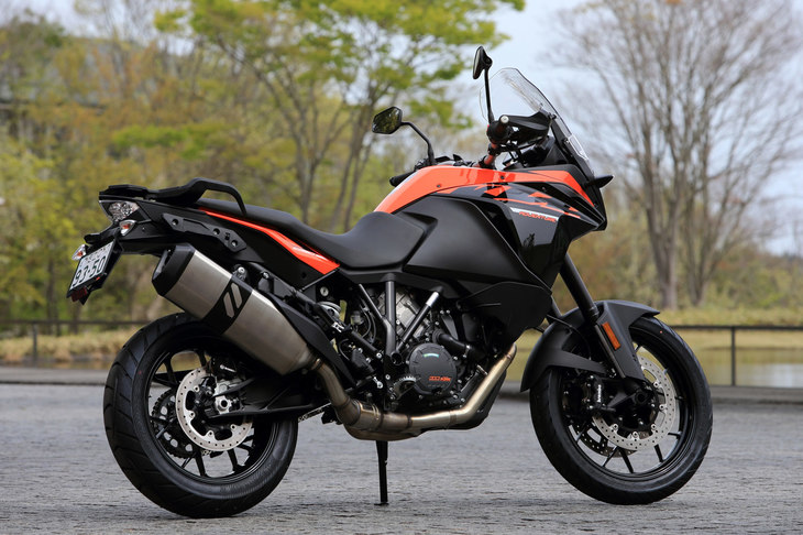 「KTM 1090アドベンチャー」の乾燥重量は205kg、「1090アドベンチャーR」の車両重量は207kg。ライバルと比較すると、「ドゥカティ・ムルティストラーダ950」などとほぼ同等の数字となっている。