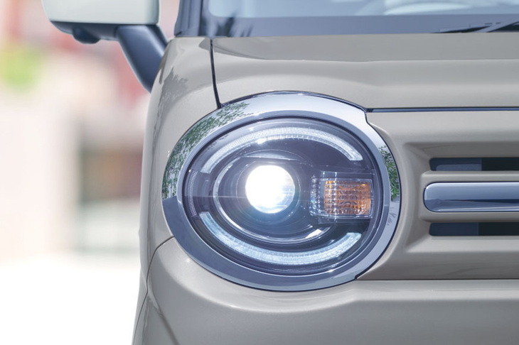 ヘッドランプとポジションランプにLEDを採用する特別仕様車「ワゴンRスマイル ハイブリッドSリミテッド」。車体色とメッキを組み合わせたフロントグリルも同車専用となるアイテムだ。