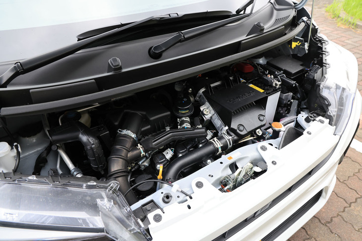 「RS」グレードには最高出力64PS、最大トルク100N・mの0.66リッター直3ターボエンジンが搭載される。これに遊星歯車機構を組み合わせたステップシフト機能付きの「D-CVT」が組み合わされる。