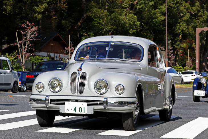 1953年「ブリストル401」。イギリスの航空機メーカーであるブリストルが戦前型BMWをベースにつくった高級な中型2ドアサルーン。2リッター直6エンジンをはじめとする中身はもちろん、キドニーグリルまでBMWに倣っている。