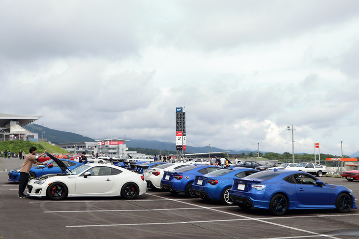 グランドスタンドに隣接するP12駐車場は車種別専用駐車場とされ、オーナー同士が交流を楽しんでいた。特に天候が回復した午後には、ソーシャルディスタンスを保ちながら86／BRZ談義に花を咲かせるオーナーたちの楽しそうな姿を、方々で目にすることができた。