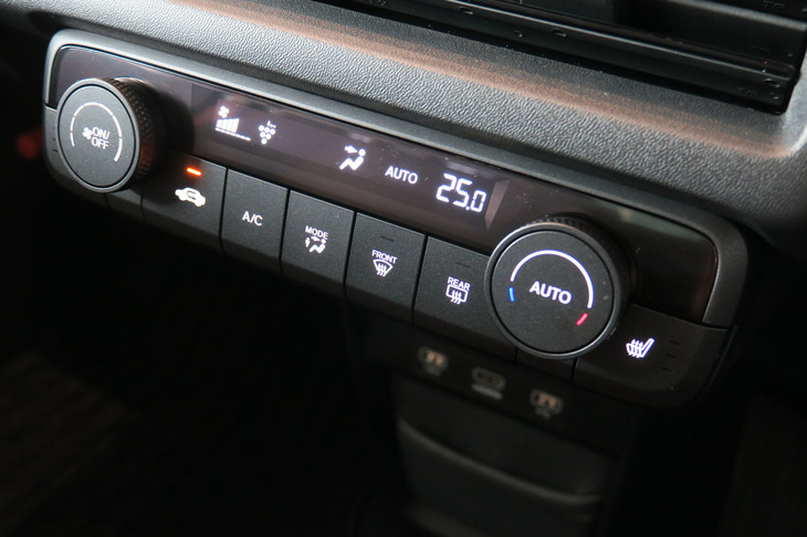 ホンダeアドバンス（空調ほかスイッチ類）