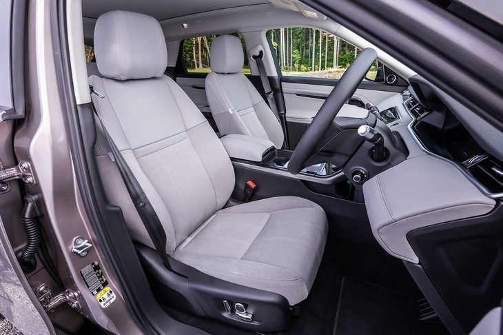 「イヴォークS D200」の前席。試乗車のシートカラーは「クラウド」と呼ばれる明るいグレー系で、表皮に天然由来のテンセル素材を用いた「ユーカリテキスタイル＆ウルトラファブリックシート」が選択されていた。