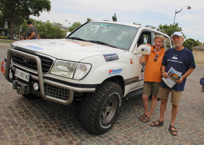 イタリア人夫妻パオロ＆シモネッタ組と、愛車の「トヨタ・ランドクルーザー」。