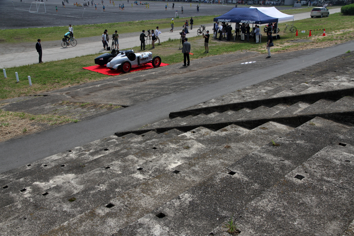 グランドスタンド跡。上質のコンクリートが使われていたのか、80年を経た今も風化はほとんど見られない。除幕式に先立ち、堆積していた泥と雑草を取り除くのが大変だったという。