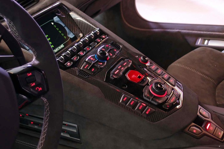 ランボルギーニ・アヴェンタドールLP780-4 Ultimae（センターコンソール）