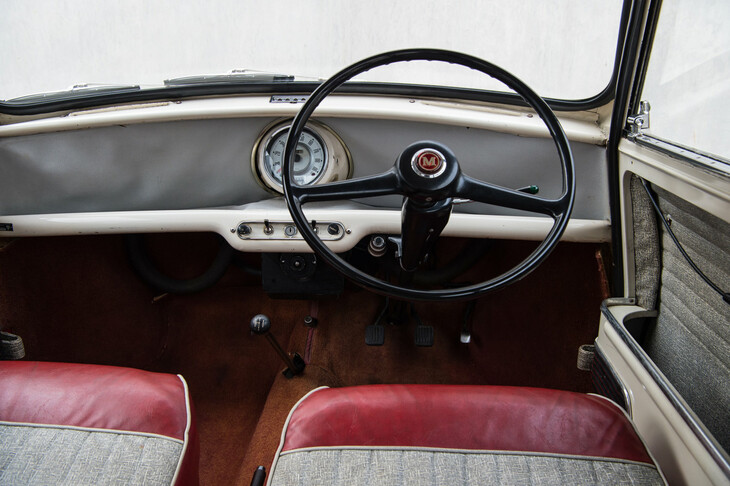 有名な話だが、「MINI」のセンターディスプレイは、かつての「Mini」のセンターメーターをモチーフにしたものだ。