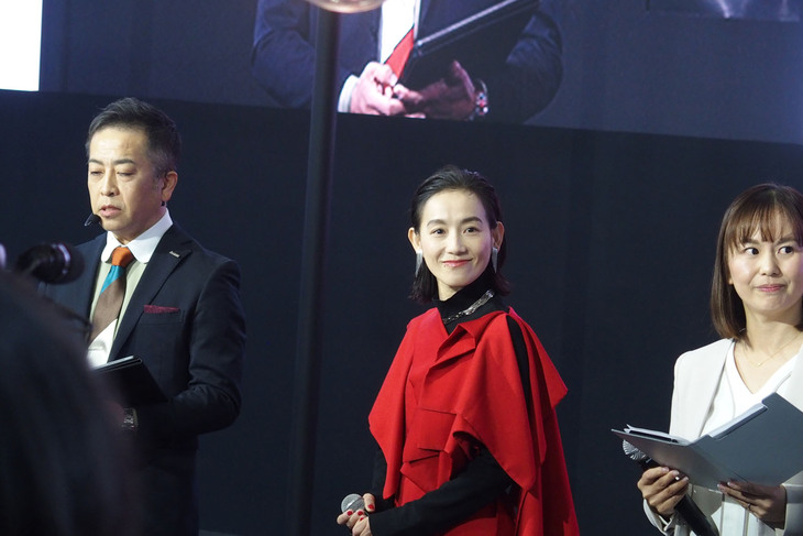 モデリスタのブースには、以前「トヨタ・アルファード」に乗っていたというデザイナー／アーティストの篠原ともえさんも登場。