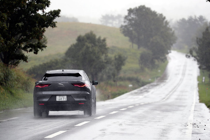 ジャガーが「エレクトリック・パフォーマンスSUV」と称する「Iペース」。動力性能については、0-100km/h加速が4.8秒、最高速が200km/hと発表されている。