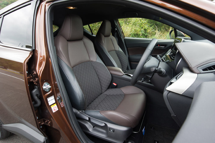 「S」と「S-T」にはファブリックのシートが、「G」と「G-T」には本革とニットのコンビシート（写真）が装備される。