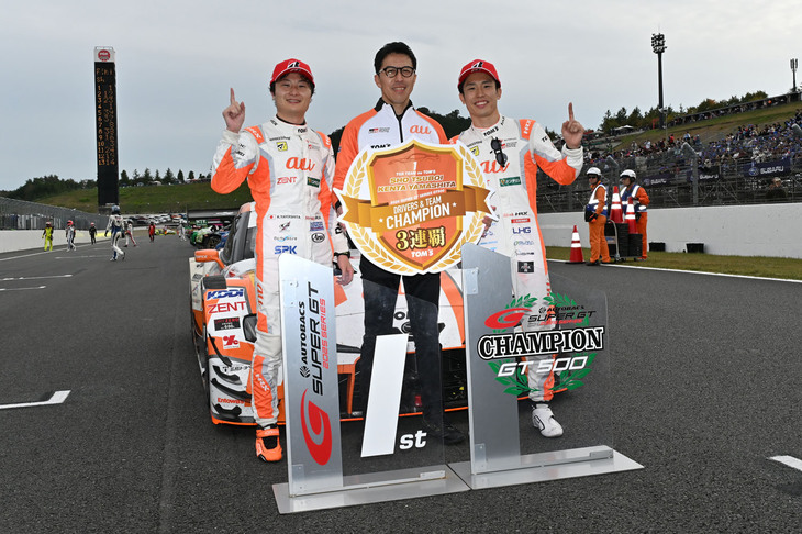レースでの勝利と王座獲得をよろこぶ、TGR TEAM auTOM'Sの（写真左から順に）山下健太、伊藤大輔監督、そして坪井 翔。