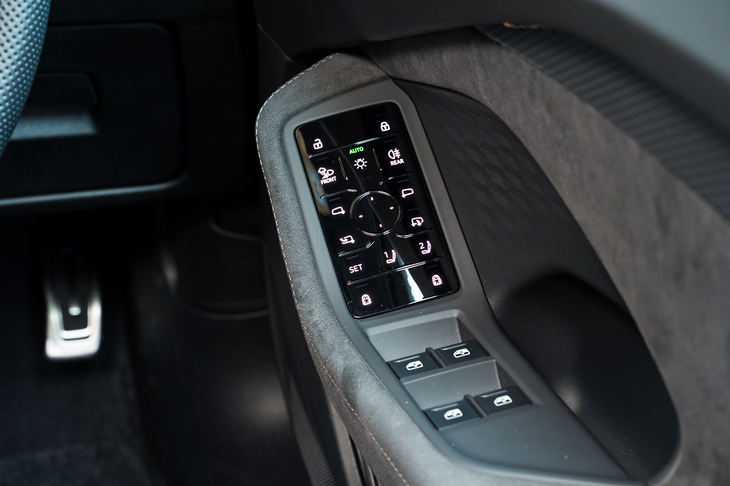 ドアミラーやロック／アンロック、ライト類のコントローラーは運転席側のドアアームレストにタッチスイッチとして集約。大開きにしたドアを閉めるときにここを握るかどうか迷うところだ。