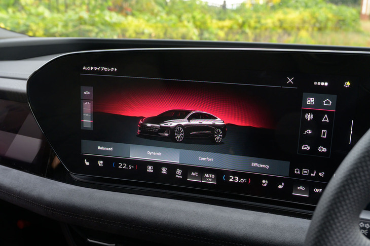 「アウディドライブセレクト」の走行モードは「バランスト」「コンフォート」「ダイナミック」「エフィシェンシー」の4つが基本。タッチスクリーンか、センターコンソールのスイッチで操作する。