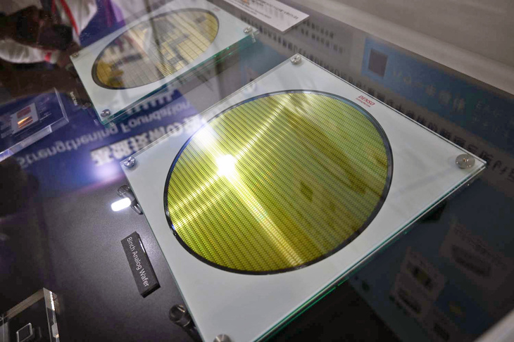 デンソーは8インチのSiCウエハーなど、現在開発中の半導体関連技術も展示していた。インバーターそのものだけでなく、インバーター向けのSiCパワー半導体まで自製でまかなえるのがデンソーの強みなのだ。