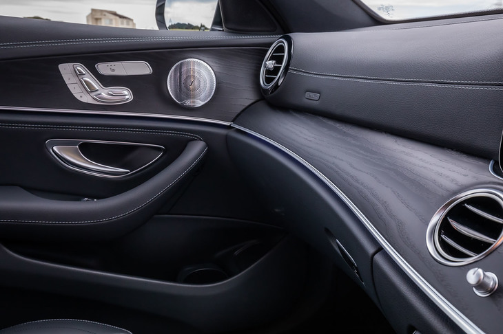 試乗車は13個のスピーカーと9チャンネルアンプで構成されるオプションの「Burmesterサラウンドサウンドシステム」を装備していた。