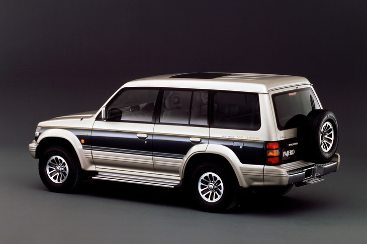 2代目「パジェロ」のリアビュー。グラウンドクリアランスコントロール（車高調整装置）やリアデフロック、クラス初の18インチタイヤなど、オフロードでの走行性能を向上させるメカニズムや装備の採用が自慢だった。