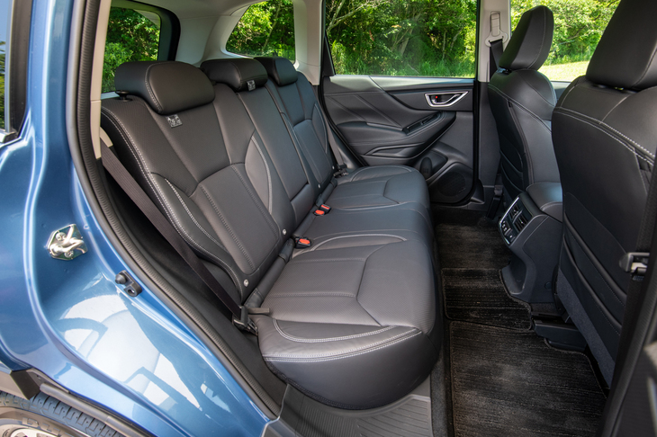 リアのドアシル部分にステップを設けることで、ルーフレールへのアクセス性を高めている。