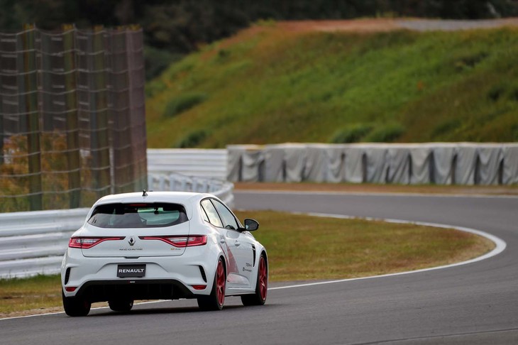 新型「メガーヌR.S.トロフィーR」の0-100km/h加速タイムは5.4秒。最高速は262km/hと公表される。
