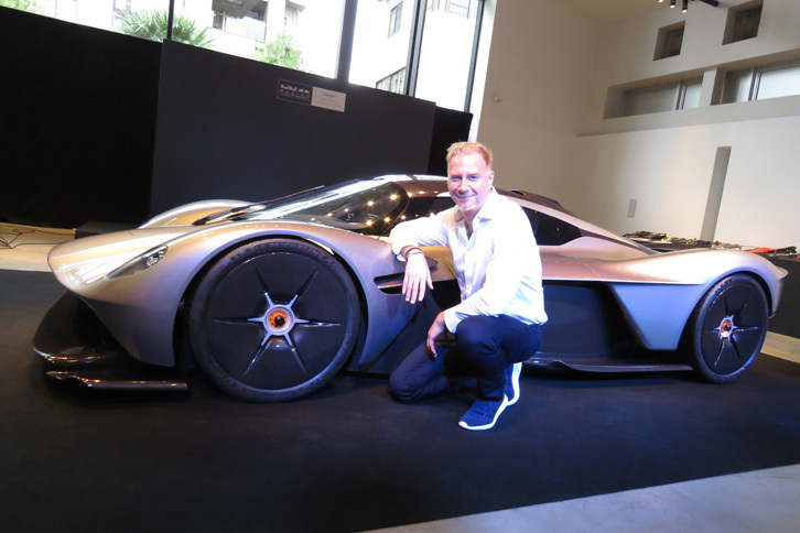 マレック・ライヒマン氏はアストンマーティンにおいてデザイン責任者を務めており、今回もエイドリアン・ニューウェイ率いるレッドブル・レーシングのスタッフとともに、「ヴァルキリー」のデザインを手がけている。