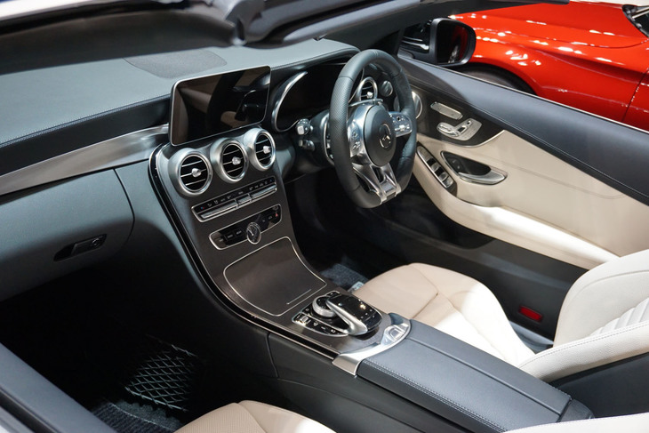 「メルセデスAMG C43 4MATICカブリオレ」のインテリア。