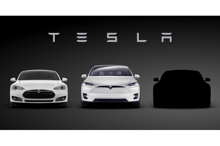 写真左から、「テスラ・モデルS」「モデルX」「モデル3」。