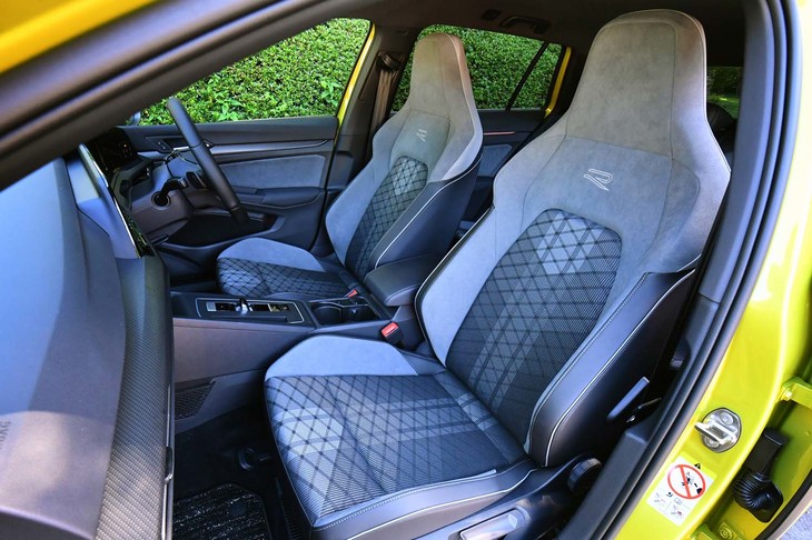 試乗した「eTSI Rライン」専用装備となるヘッドレスト一体型のスポーツシート。タータンチェックの部分にはファブリックを、薄いグレーの部分にはマイクロフリースを使っている。