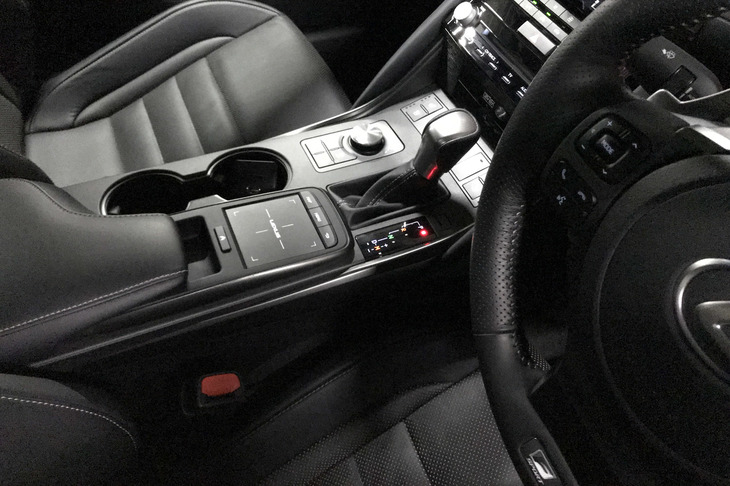 センターコンソールに配置されたタッチパッド式のインフォテインメントシステムコントローラーは「リモートタッチ」と呼ばれるものだが、これが実に使いづらい。数少ない「IS」の欠点だ。