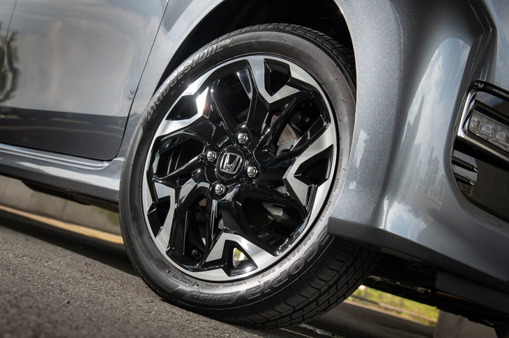 タイヤサイズは155/65R14が主で、「カスタム」のターボ車のみ、写真の15インチアルミホイールと165/55R15サイズのタイヤの組み合わせとなる。