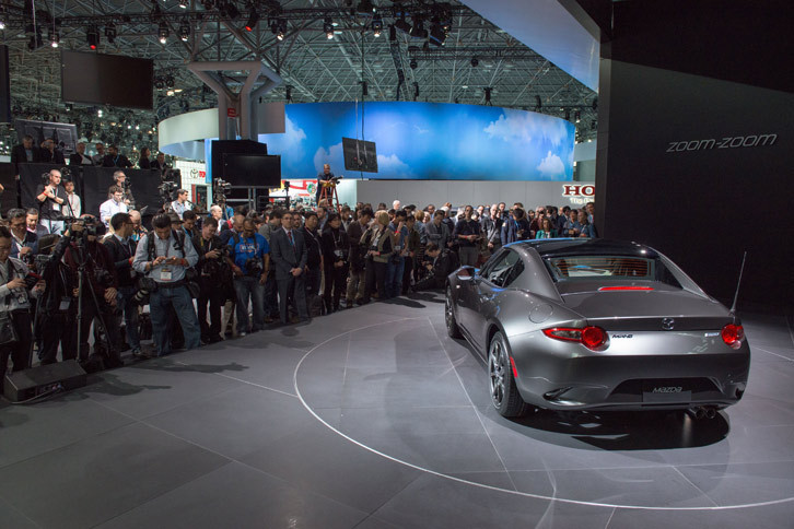 「MX-5 RF」が展示されたマツダブースの前には、ご覧の人だかりが。